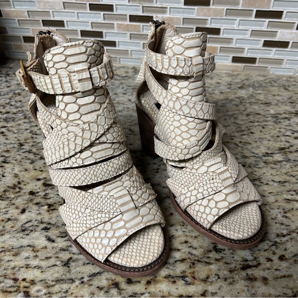 Freebird Claw Sandal Block Heel in White Snake Size 6 - Picture 7 of 13
